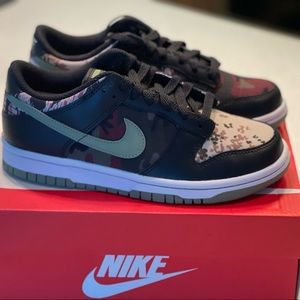 NIKE DUNK LOW SE (gs) SIZE 5Y
